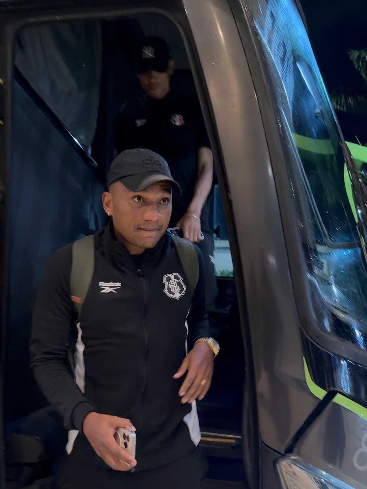 Elenco desembarca no Paraná e segue preparação para o jogo de sábado