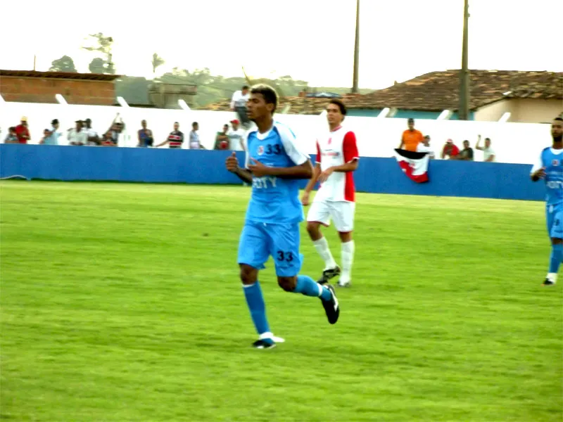 Após gol de calcanhar, volante Jhonata fala em 'agarrar oportunidade de ouro', dada pelo Santa Cruz.