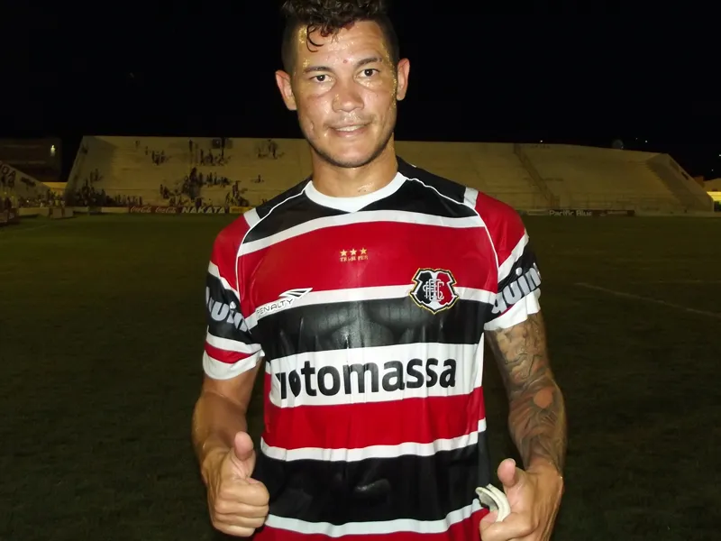Atacante Betinho entra e - mais uma vez - garante empate Coral.