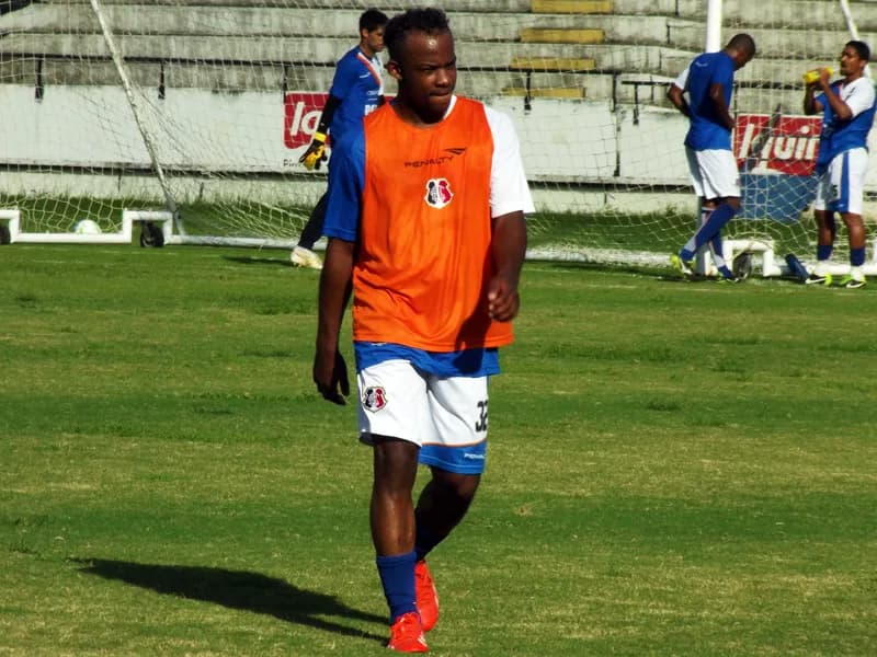 Meia Wescley treina forte para aproveitar primeira oportunidade.