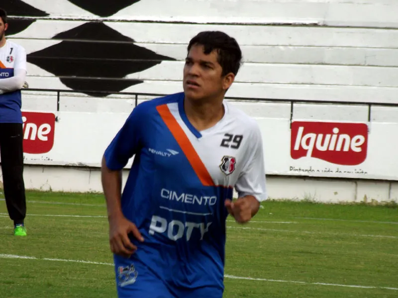Mais antigo no elenco, Renatinho vê missão extra-campo.
