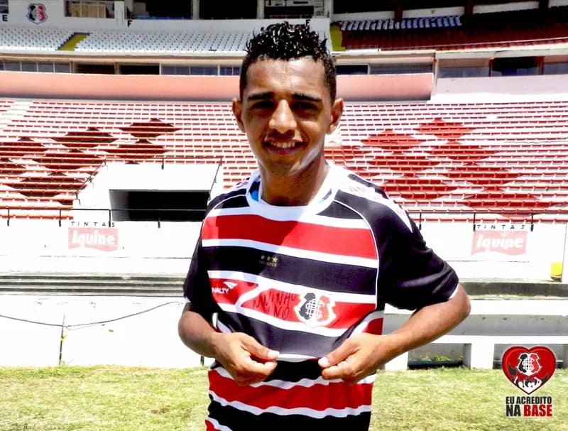 'Eu Acredito na Base' vai sortear a camisa oficial do lateral-direito Nininho.