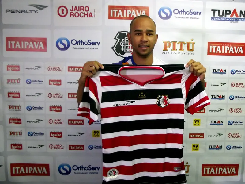 João Carlos é apresentado: "Vim com o intuito de ganhar a Série B"