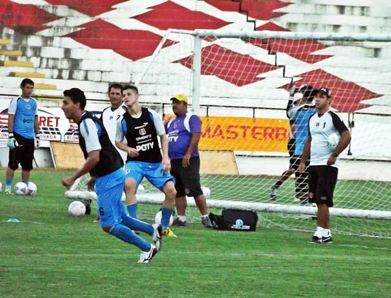 Treino sem titulares, nem definição de time para o Clássico das Multidões.