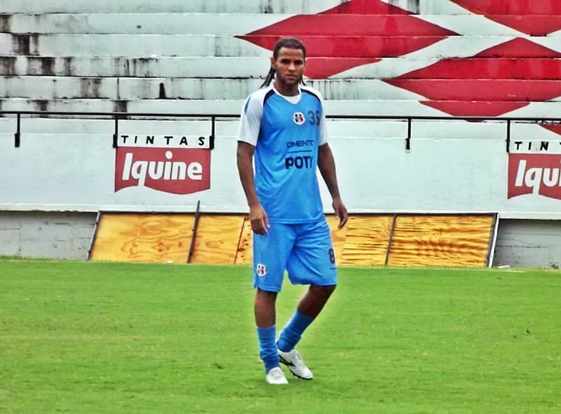DM50: Dênis Marques chega aos 50 jogos com a 9 Coral, no Clássico das Multidões.