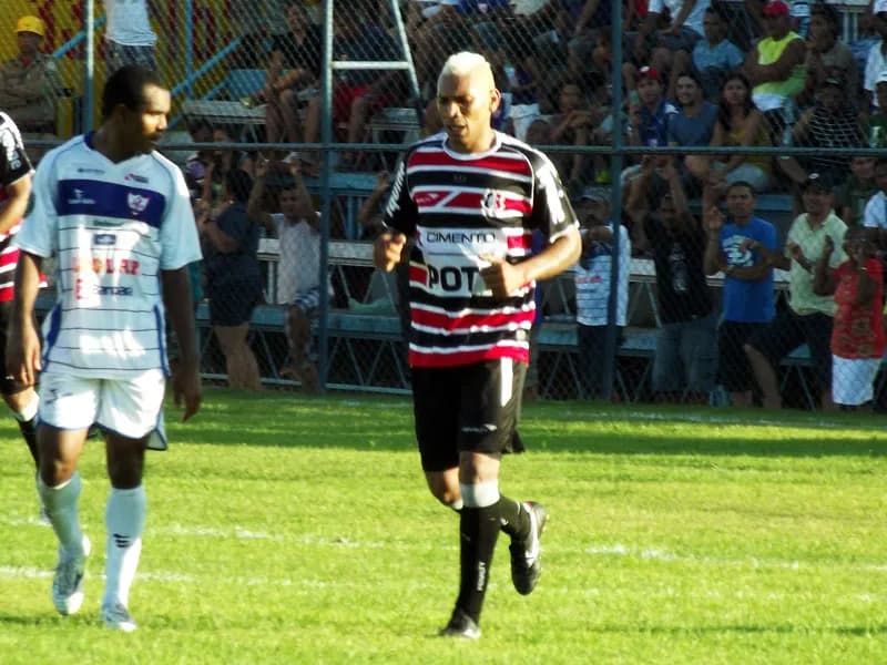 Flávio Recife comemora gol, reclama do calor e lamenta empate.