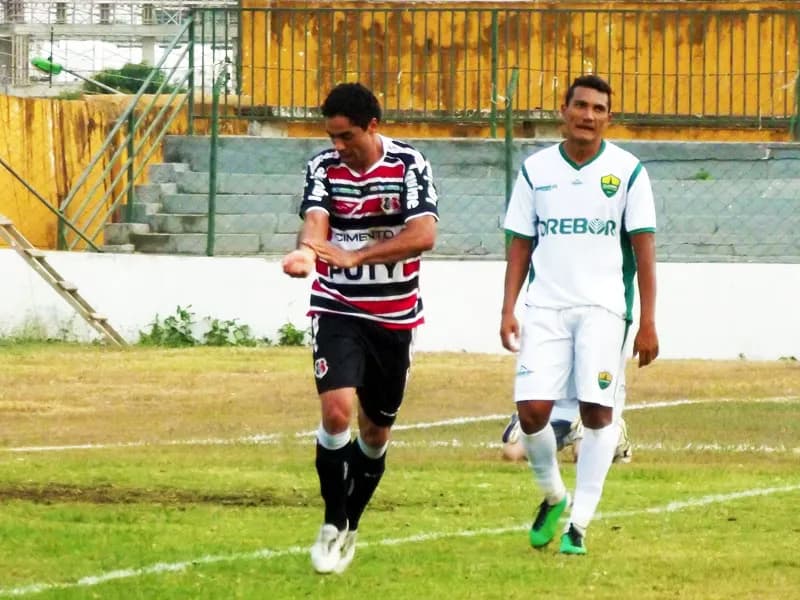 André Dias comemora os dois gols, mas destaca importância da vitória fora do Arruda.