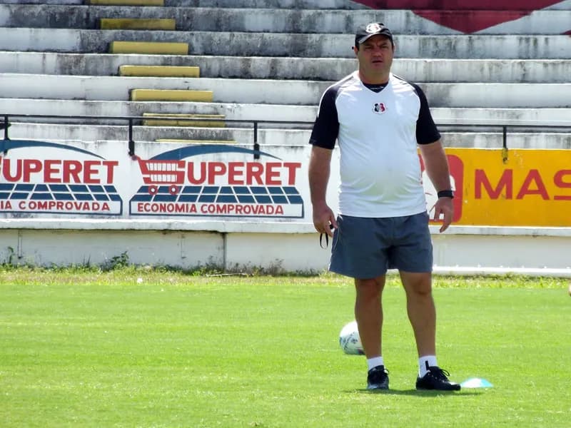 Técnico Vica ratifica "equilíbrio total" como fator indispensável em busca do acesso.